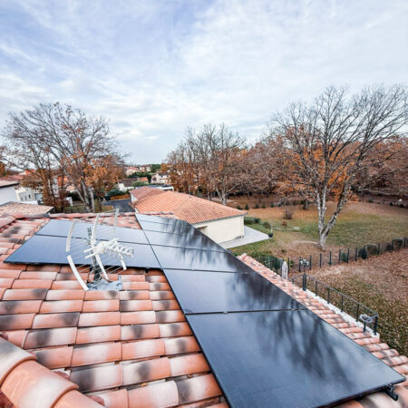 La société ENR SOLAR 31 est votre partenaire de confiance pour des solutions énergétiques durables. Spécialisés dans l’installation de panneaux photovoltaïques sur Cornebarrieu, la maintenance et la personnalisation de systèmes photovoltaïques, nous nous engageons à vous aider à optimiser votre production d’électricité ainsi que votre consommation énergétique grâce à la solution du panneau solaire photovoltaïque. Le tout en réduisant votre impact environnemental.